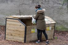 Photo : Femme qui verse son sceau dans le compost